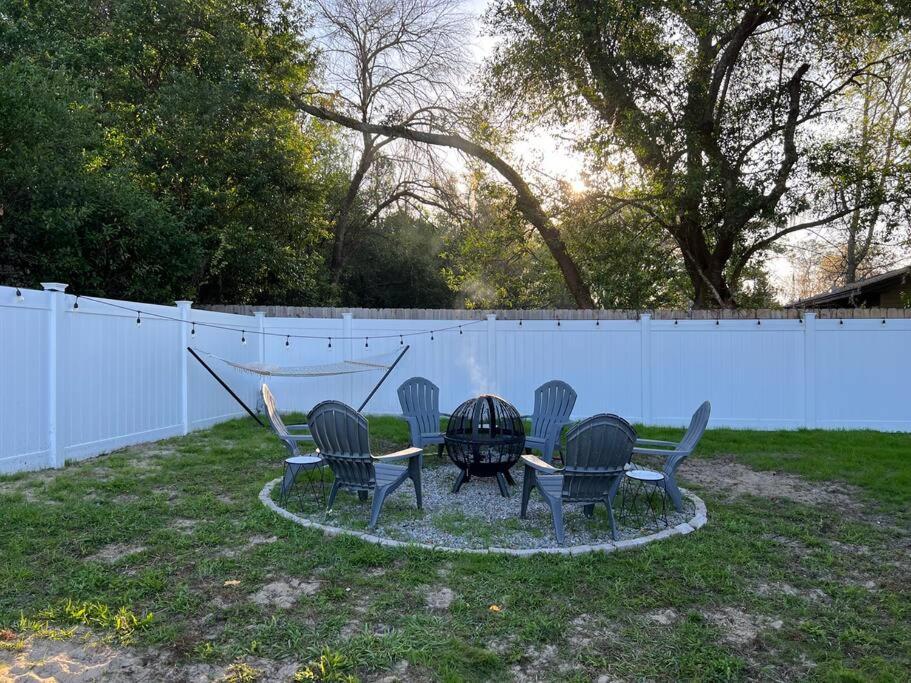 House Of Manatees-Entire House With Yard, Fire Pit, Dog Friendly Villa Crystal River Exterior photo