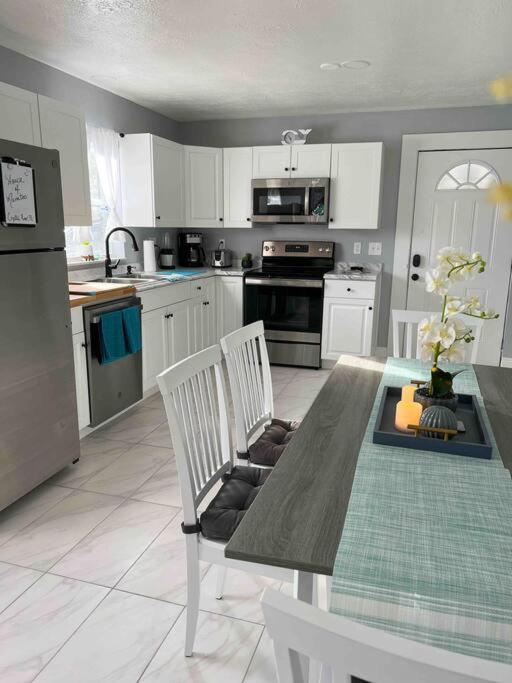 House Of Manatees-Entire House With Yard, Fire Pit, Dog Friendly Villa Crystal River Exterior photo